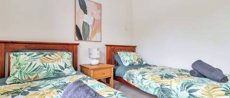 4 chambres, fer et planche à repasser, lit de bébé portatif
