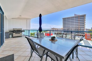 Outdoor dining - Harbour Breeze Escape | Top Floor 2BR Apt with Pool by Tropical BNB (Darwin City)