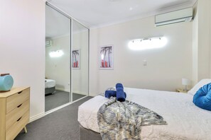 2 bedrooms, iron/ironing board, travel cot, free WiFi
