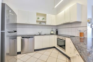 ثلاجة، ميكروويف، فرن، موقد طهي مسطح