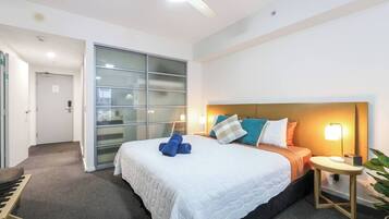 1 habitación, tabla de planchar con plancha y cuna de viaje