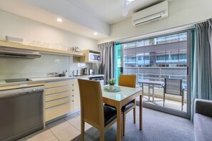 Kühlschrank, Mikrowelle, Herdplatte, Geschirrspüler