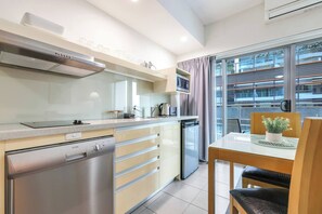 Fridge, microwave, stovetop, dishwasher