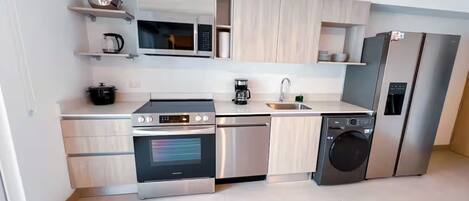 Kühlschrank, Mikrowelle, Ofen, Herdplatte