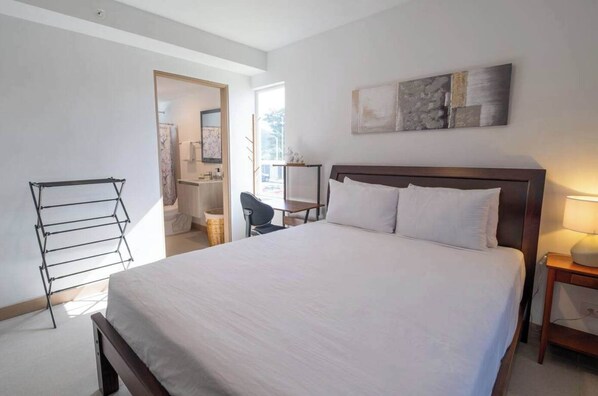 3 habitaciones, escritorio, tabla de planchar con plancha y wifi