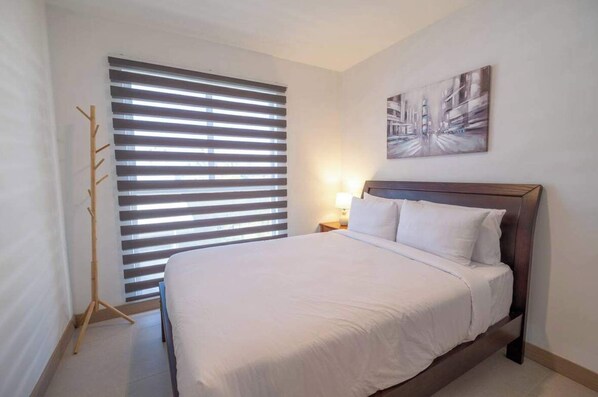 Desk, iron/ironing board, WiFi, bed sheets