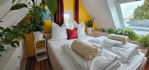 1 Schlafzimmer, Schreibtisch, Bügeleisen/Bügelbrett, Reisekinderbett