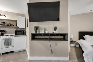 Bureau, fer et planche à repasser, Wi-Fi, draps fournis