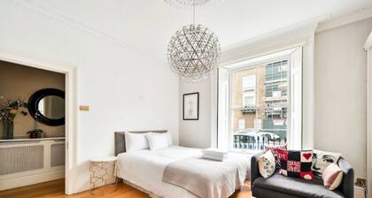 Luxury 5-bed Townhouse - Sleeps 10, Near Harrods