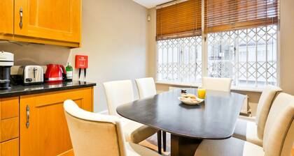 Luxury 5-bed Townhouse - Sleeps 10, Near Harrods