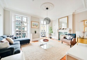 Living area - Luxury 5-bed Townhouse - Sleeps 10, Near Harrods (London)