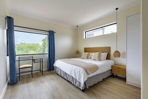 3 bedrooms, desk, free WiFi, bed sheets - Beachfront 3 Bed With Private Parking & BBQ Area (Cape Town)