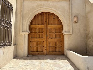 تفاصيل الفندق من الخارج