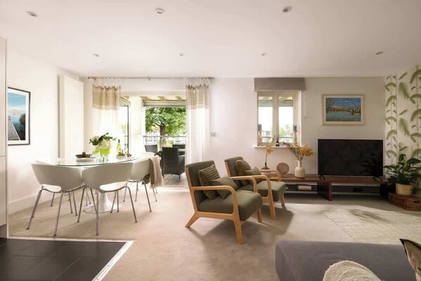 Télévision, chaîne hi-fi