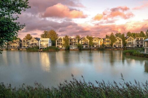 Modern Cotswolds lakeside retreat, spa and pool