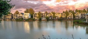 Modern Cotswolds lakeside retreat, spa and pool