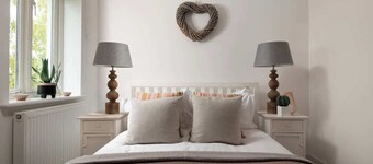 Modern Cotswolds lakeside retreat, spa and pool