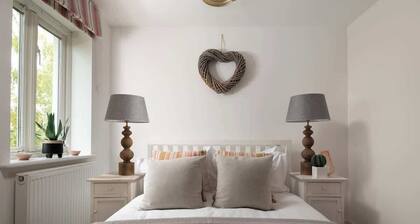 Modern Cotswolds lakeside retreat, spa and pool