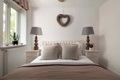 Modern Cotswolds lakeside retreat, spa and pool