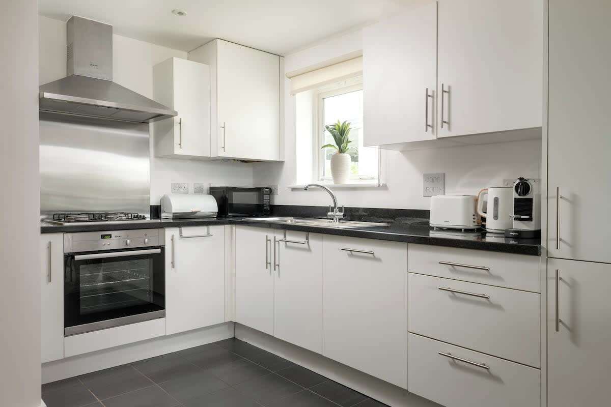 Kjøleskap, mikrobølgeovn, ovn og kokeplater