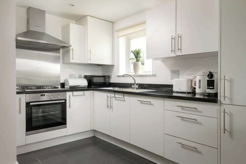 Modern Cotswolds lakeside retreat, spa and pool