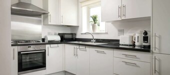 Modern Cotswolds lakeside retreat, spa and pool