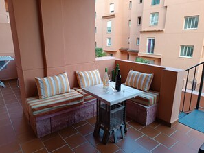 Outdoor dining - Premium apartment 300 meters from the sea, 5G Wi-Fi, private parking, swimming pool. (Manilva)