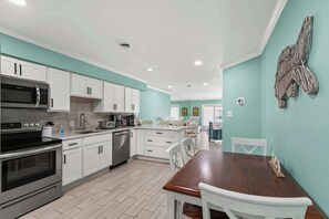 Réfrigérateur, four à micro-ondes, un four, surface de cuisson