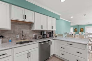 Fridge, microwave, oven, stovetop - San Remo 208B (Ocean City)