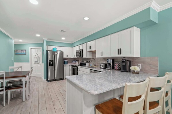 Fridge, microwave, oven, stovetop - San Remo 208 (Ocean City)