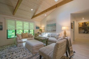 تلفزيون، مدفأة، مكتب