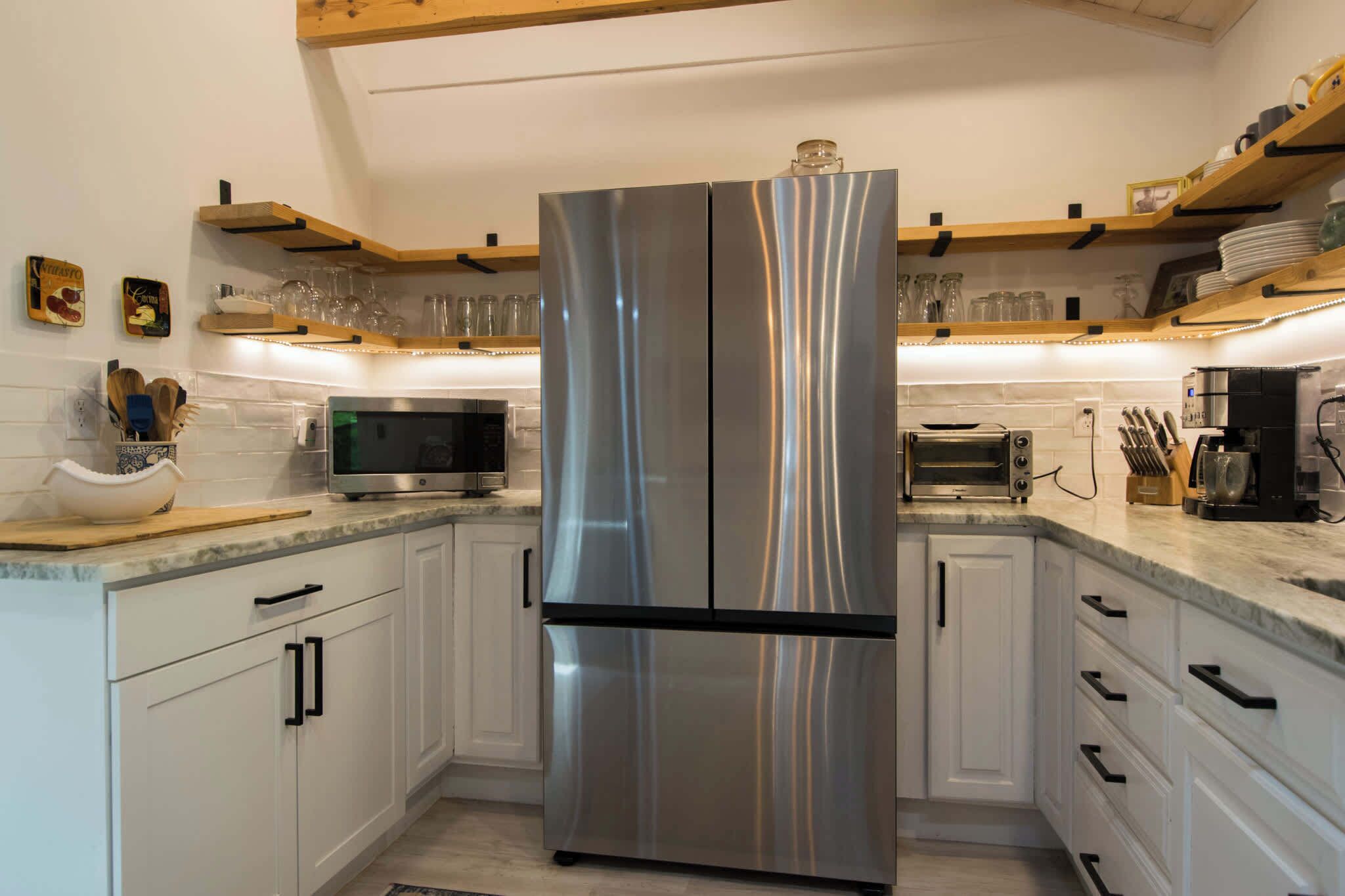 Refrigerador, microondas, horno y parrilla de estufa 