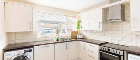 Kjøleskap, mikrobølgeovn, ovn og kokeplater