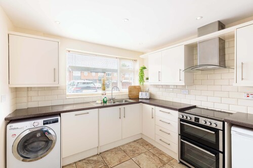 4 Bed Coventry Home • Near Uni Hospital • Parking