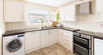 4 Bed Coventry Home • Near Uni Hospital • Parking