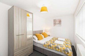 4 slaapkamers, een strijkplank/strijkijzer, wifi, beddengoed