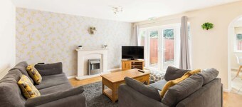 4-Bed Home for Contractors | Parking | Walk to Hospital