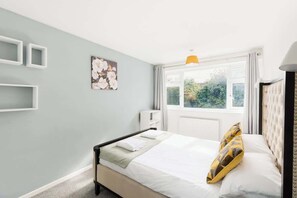 4 bedrooms, iron/ironing board, WiFi, bed sheets