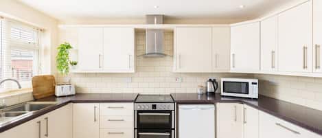 Een koelkast, een microgolfoven, een oven, een kookplaat