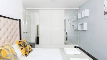 4 bedrooms, iron/ironing board, WiFi, bed sheets