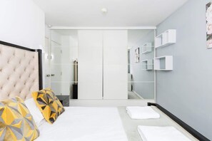 4 habitaciones, tabla de planchar con plancha, wifi y ropa de cama 