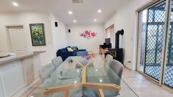 House | 4 bedrooms, Internet