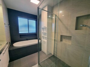 House | 4 bedrooms, Internet - Modern Family Home in Newport (Melbourne)