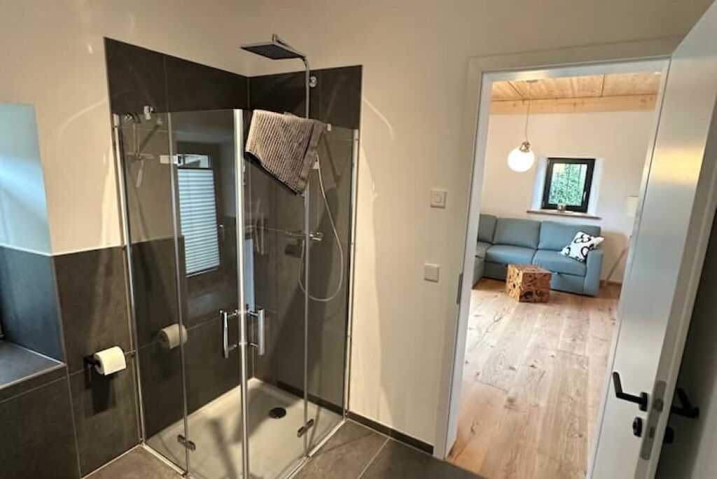 Dusche, Haartrockner, Handtücher, Toilettenpapier