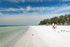 Beach nearby, sun loungers, beach towels