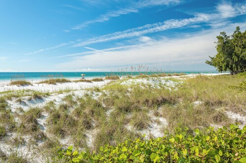 Fun Family Home close to beach, Pool, outdoor games, beach gear