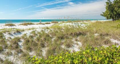 Fun Family Home close to beach, Pool, outdoor games, beach gear