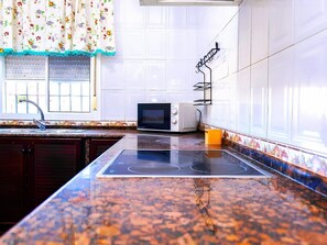 Frigorífico, microondas, horno y placa de cocina