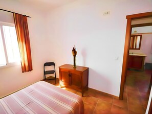 3 عدّة غرف نوم ومكواة/لوح كي وواي فاي وملاءات أسرّة