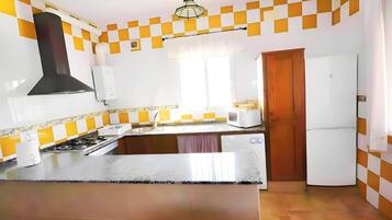 Fridge, oven, stovetop, coffee/tea maker